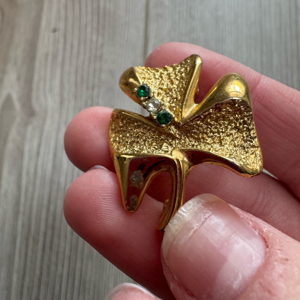 Elegant Vintage BJC Gold Clover Brooch Green Accents Lucky Charm emerald Irish - Picture 3 of 4